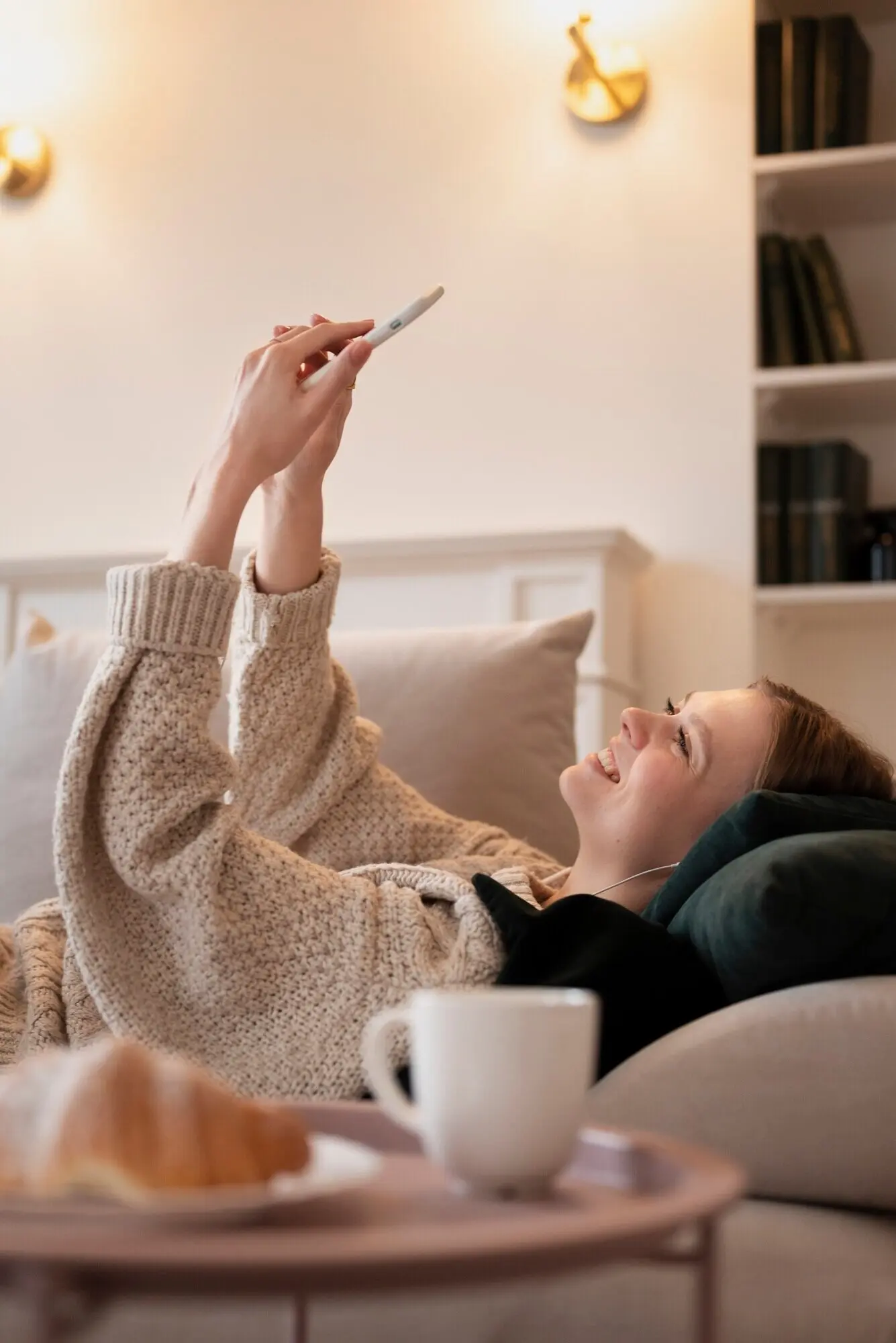 Vrouw die geniet van haar online date.