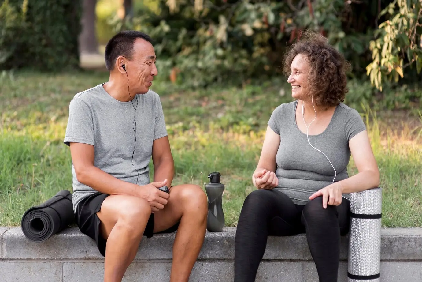 Halftotaal van een zittende man en vrouw
